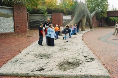 Die jungen Forscher erkunden die Fußspur eines gigantischen Sauropodens.<br>Foto: LWL/Thomas</be>