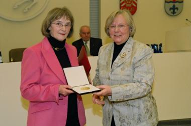 Geesken Wörmann (links) erhält von Maria Seifert, Vorsitzende der Landschaftsversammlung, die Freiherr-vom-Stein-Medaille in Gold.<br>Foto: LWL/Emmerich</br>