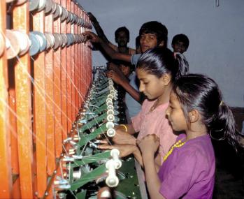 Indische Kinder bei der Arbeit in einer Seidenspinnerei. Foto: terre des hommes