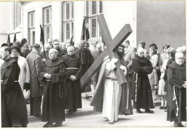 Der kreuztragende Christusdarsteller wurde 1971 bei der Kreuztracht in Wiedenbrück von Franziskanermönchen begleitet.   <br>Foto: LWL</br>
