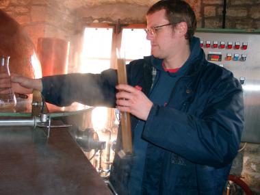 Alte Biersorte vom neuen Braumeister: Philipp Brokamp braut im LWL-Museum das ¿Mäckinger Bräu¿, zwei neue Sorten sollen dazukommen. <br>Foto: LWL</br>
