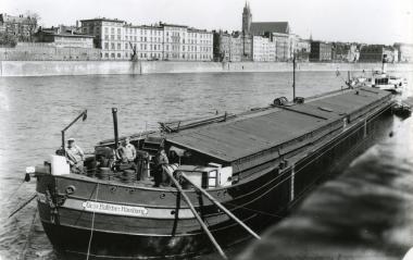 Typischer Elbe-Frachtkahn der Gebrüder Böttcher aus Hamburg an einer Anlegestelle in Magdeburg.<br>Repro: LWL</br>