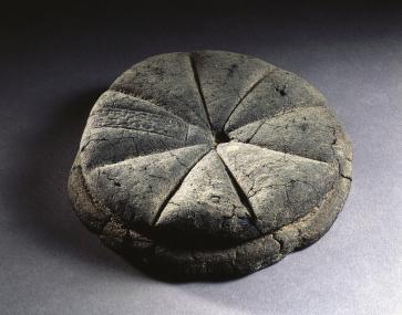 Unter Gesteinsmassen überdauerte dieser Brotlaib aus dem antiken Herculaneum: Ein einzigartiges Zeugnis aus dem Alltag der Stadt.<br>Foto: Luciano Pedicini Neapel</br>