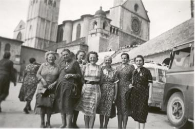 Teilnehmer einer Reise der katholischen deutschen Lehrerschaft nach Rom aus dem Jahr 1950, die unter anderem eine Papstaudienz beinhaltete. Auf der Reise wurden weitere Ziele besucht, wie hier die Kirche in Assisi.  <br>Foto: LWL-Archiv</br>