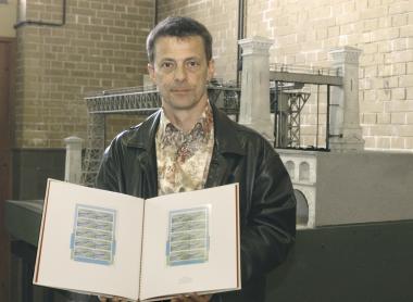 Dr. Eckhard Schinkel mit dem Album der Briefmarken- Erstdrucke im Museum Altes Schiffshebewerk Henrichenburg. <br>Foto: LWL/Holtappels</br>