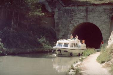 Ein modernes Touristenboot hat gerade den Tunnel von Malpas passiert, den ersten Kanaltunnel der Welt aus dem Jahr 1679.<br> Foto: LWL/Niewerth</br>