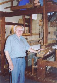 Heinrich Grünwald bei den Restaurierungsarbeiten am Handwebstuhl. <br>Foto: LWL</br>