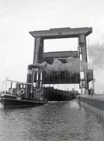 Landschaftsprägend am WDK: ein hoch aufragendes Hubtor.<br> Foto: Wasser- und Schifffahrtsamt Duisburg-Meiderich</br>