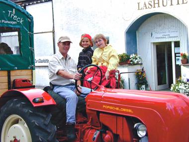Am Wochenende sind zwölf Porsche-Trecker zu Gast im LWL-Freilichtmuseum, dann dürfen die Kinder auch selbst ans Lenkrad. 	<br>Foto: Weserberglandtreck</br>