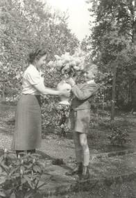 Ein Junge gratuliert seiner Mutter zum Muttertag, Ahlen 1942.<br>Foto: LWL-Archiv</br>