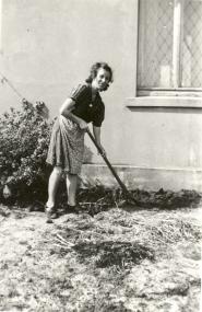 Die ¿Eisheiligen¿ werden von allen Gärtnern gefürchtet, so auch von dieser Frau, die 1965 in Steinfurt-Borghorst sicher den 15. Mai abgewartet hat, bevor sie empfindliche Pflanzen ausgesät hat. <br>Foto: LWL-Archiv</br>