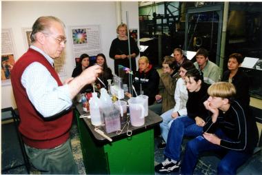 Textilingenieur Manfred Tangerding entführt die Erwachsenen unter dem Motto "Das blaue Wunder" in die Welt des Färbens. <br>Foto: LWL<br>