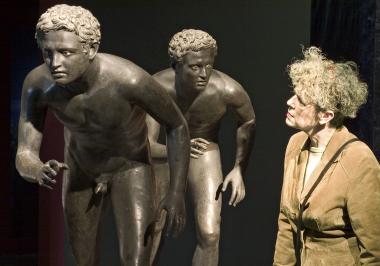 Angst oder Anspannung? Eine Ausstellungsbesucherin studiert die fein modellierten Gesichter der Läufer aus Herculaneum. <br>Foto: Egbert/LWL</br>