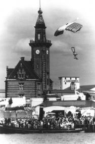 Die Radtour durch die Kanal- und Hafengeschichte führt zum Dortmunder Hafen. Das Bild zeigt das alte Hafenamt anlässlich des 95-jährigen Jubiläums 1994.   <br/>Foto:Appelhans