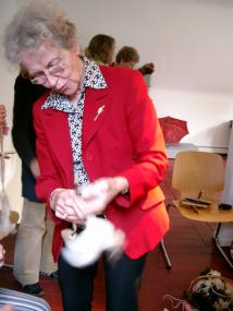 In sechs Workshops konnten die Lehrerinnen die Angebote des LWL-Textilmuseums ausprobieren wie zum Beispiel das Spinnen mit der Spindel.<br>Foto: LWL<br />