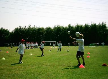 Geschicklichkeit und Ballgefühl sind bei der Fußballolympiade gefragt. <br/>Foto: Deutsche Fußball-Akademie