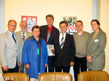 Das Produkt eines erfolgreichen Projektes: Dr. Fritz Baur und alle Beteiligten freuen sich über ein schönes Buch, dass die Projektergebnisse zusammenfasst.<br>Foto: LWL<br />