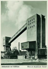 Aus der Industrie-Fotoserie "Rheinisch-Westfälische Heimat", 1930er Jahre. Kohlebrücke mit Kühlturm in Essen. <br/>Foto: Kurt Hege/Sammlung Dicke