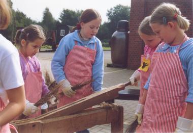 Kinder brechen Flachs - den Rohstoff für die Leinenhose des Maulwurfs. <br/>Foto: LWL/Holtappels