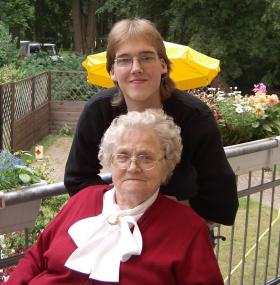 Begegnung von Alt und Jung: die 96-jährige Gütersloher LWL-Pflegezentrums-Bewohnerin Gertrud C. und der 17-jährige Praktikant Christoph Heinecke. <br>Foto: LWL/Löhr<br />
