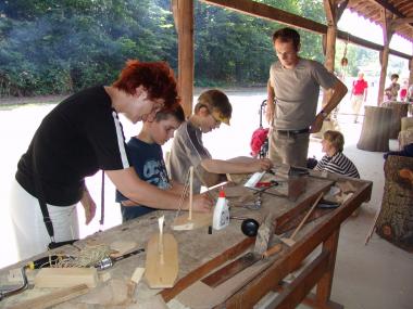 Auf der Zeche Nachtigall können Kinder Modelle und einen kleinen ruderbaren Nachen bauen. <br/>   Foto: LWL/Hudemann