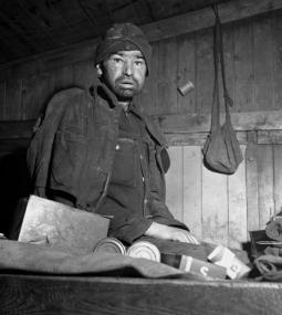 Zwangsarbeiter im Kriegsgefangenenlager Hemer nach der Befreiung, 28.4.1945. <br>Foto: Joseph D. Karr<br />