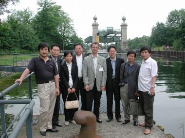 Die chinesische Delegation mit Dr. Eckhard Schinkel vor dem Oberhaupt des Alten Schiffshebewerks Henrichenburg. <br>Foto: WIM <br />