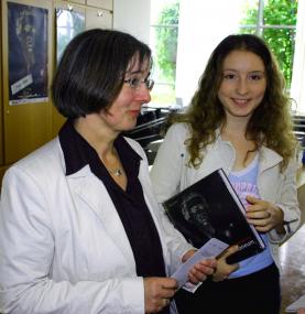 Elisabeth Bietenbeck (links) mit ihrer Tochter war die 50.000 Besucherin. <br>Foto: LWL<br />