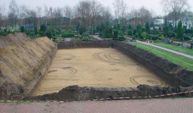 Im Vordergrund die Ausgrabung mit den kreisförmigen Grabeinfassungen. Im Hintergrund der Städtische Friedhof. <br>Foto: LWL<br />