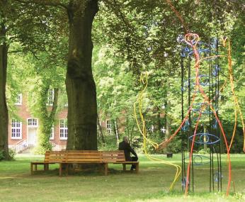 Freunde kommen immer seltener: alter Mann allein im Park.<br>Foto: LWL<br />