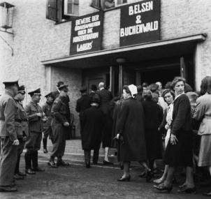 Vorführung eines Films über die Konzentrationslager in Minden, Mai 1945.<br>Foto: Imperial War Museum, London<br />