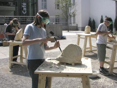 Mit Knüpfel und Meißel rücken die Kinder im Steinmetz-Kurs dem harten Material zu Leibe.<br>Foto: Stadtmuseum Hattingen<br />