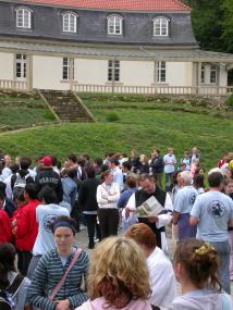 Die 330 Teilnehmer des Weltjugendtages bei der Begrüßung am Museumseingang. <br>Foto: LWL<br />