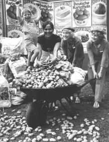 Auch dieses Werbefoto für deutsche Kartoffeln, das um 1970 entstanden ist, gehört zur Schenkung des Land-wirtschaftlichen Wochenblattes. <br>Foto: LWL-Archiv<br />