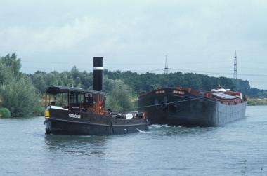 Der Dampfer ¿Cerberus¿ zieht den historischen Schleppkahn ¿Ostara¿ (1926) mit der Ausstellung ¿Wandel durch Kanal. 75 Jahre Wesel-Datteln-Kanal¿ an Bord.  <br>Foto: LWL<br />