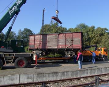 Am Haken: Der Güterwaggon für die Ausstellung "Aufbau West". <br>Foto: Hudemann/LWL<br />