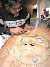 Der indianische Künstler Mark Mickey beim Schnitzen an der ¿Frosch-Maske¿.<br>Foto: Jacqueline Windh<br />