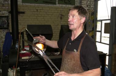 Matthias Zwissler führt die Technik des Damaszierens vor.<br/>Foto: LWL