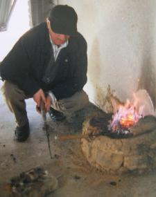 Ein selbstgebauter Ofen wie ihn  Gevriye Yanik zum Bronzegießen benutzt. <br>Foto: Gevriye Yanik.<br />