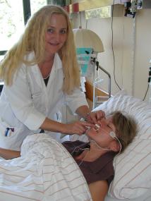 Silvia Thomas (l., MTA an der Neurologie der Westfälischen Klinik Lengerich) verkabelt eine Patientin im Schlaflabor.<br>Foto: LWL<br />