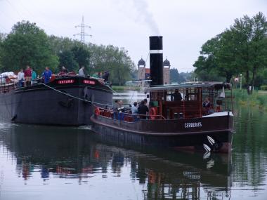 Der Dampfer ¿Cerberus¿ zieht den historischen Schleppkahn ¿Ostara¿ (1926) mit der Ausstellung ¿75 Jahre Wesel-Datteln-Kanal¿ an Bord. <br/>Foto: LWL/Hudemann