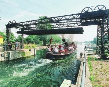 Die halbsündigen Touren mit dem Museumsdampfer "Cerberus" führen auch unter der historischen Hubbrücke durch. <br>Foto: LWL/Holtappels<br />