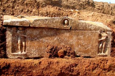 Der mit Reliefs verzierte Sarkophag wurde 2003 gefunden, hier in Fundlage. Ab 23.9. ist er in der Landesausstellung im Archäologie-Museum in Herne zu sehen. <br>Foto: LVR/A.Frings.<br />