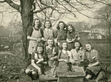 Im Jahr 1947 ließen sich diese Mitarbeiterinnen der Spinnerei Herding in Bocholt fotografieren. Museumsleiter Dr. Hermann-Josef Stenkamp fragt: ¿Wer kennt jemanden auf dem Foto, und wer hat ähnliche Dokumente?¿ <br/>Foto: privat