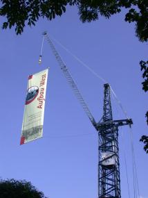 Ein Banner an einem historischen Kran wirbt für die Ausstellung "Aufbau West". <br/>Foto: LWL