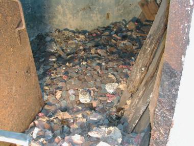 So stellte sich den Archäologen die Fundsituati-on des Geldberges dar, nachdem sie den Hohlraum unter der Treppe entdeckt hatten.<br/>Foto: Stadtarchiv Gladbeck/R. Weichelt