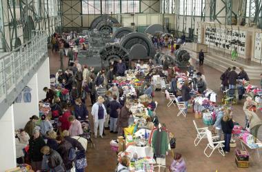 Beim Kinder-Flohmarkt in der historischen Maschinenhalle auf Zollern II/IV können große und kleine Museumsgäste ein Schnäppchen ergattern. <br/>Foto: LWL/Holtappels/Hudemann
