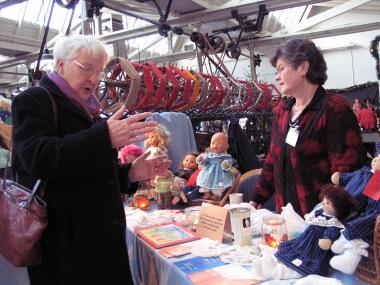Beim 10. Adventsmarkt in Bocholt ist auch Ausstellerin Hedwig Volmering wieder dabei. Den Erlös aus dem Verkauf ihrer selbstgenähten Puppenkleider spendet sie seit Jahren der Kinderonkologie in Münster. Foto: LWL