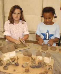 Aus Lehm gestalten Kinder im Industriemuseum eine eigene Stadt.            Foto: LWL/Holtappels