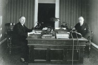 Max Cohen und Carl Magnus im Privatbüro ihrer Firma Cosman, Cohen & Co. <br>Foto: Stadtarchiv</br>